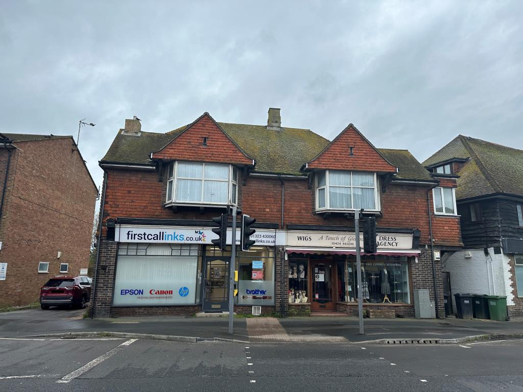 Lot: 25 - TWO SHOPS AND A FLAT FOR INVESTMENT - End of terrace block
